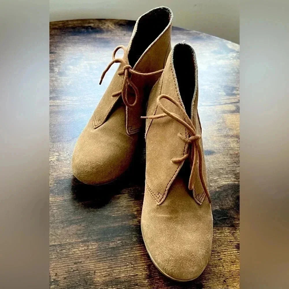 White Mountain | ladies Chestnut suede ankle boot. Size: 7.5M.